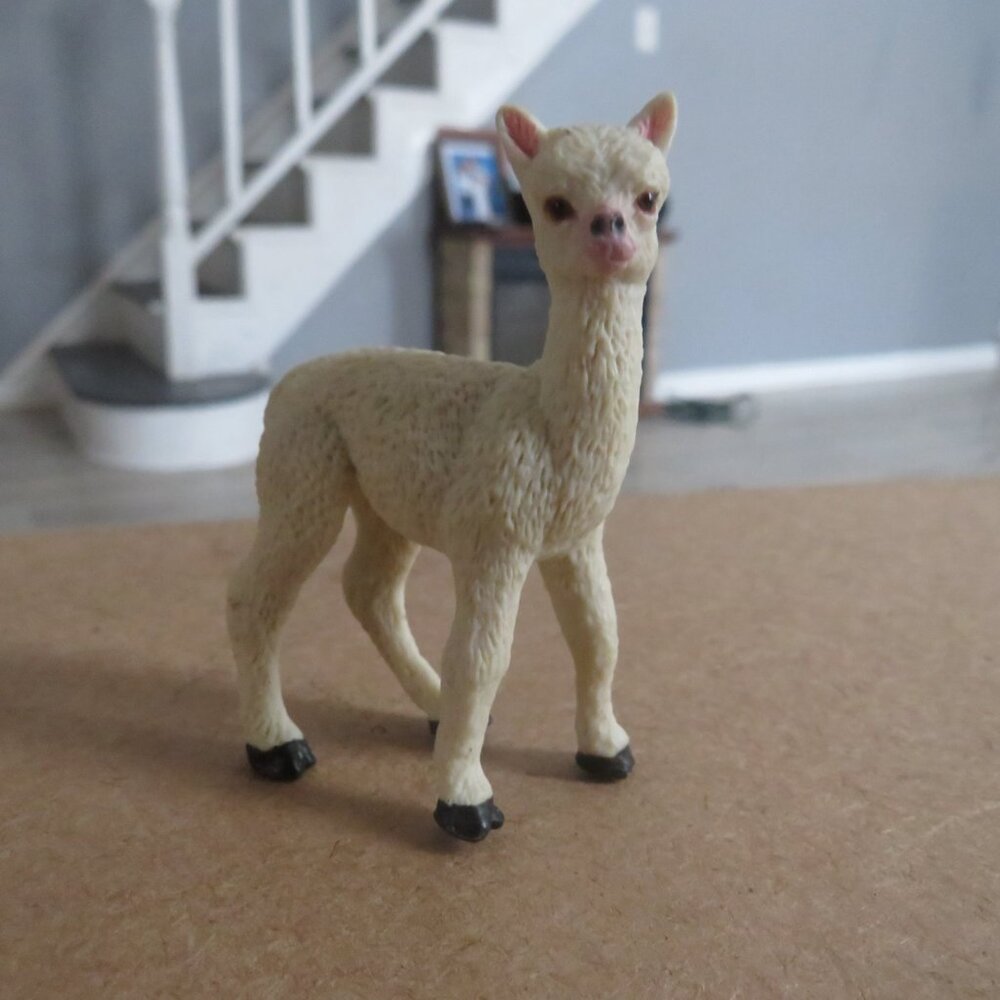 1 1/2INCH 2007 Safari Ltd. Alpaca baby figure (item number 225529)